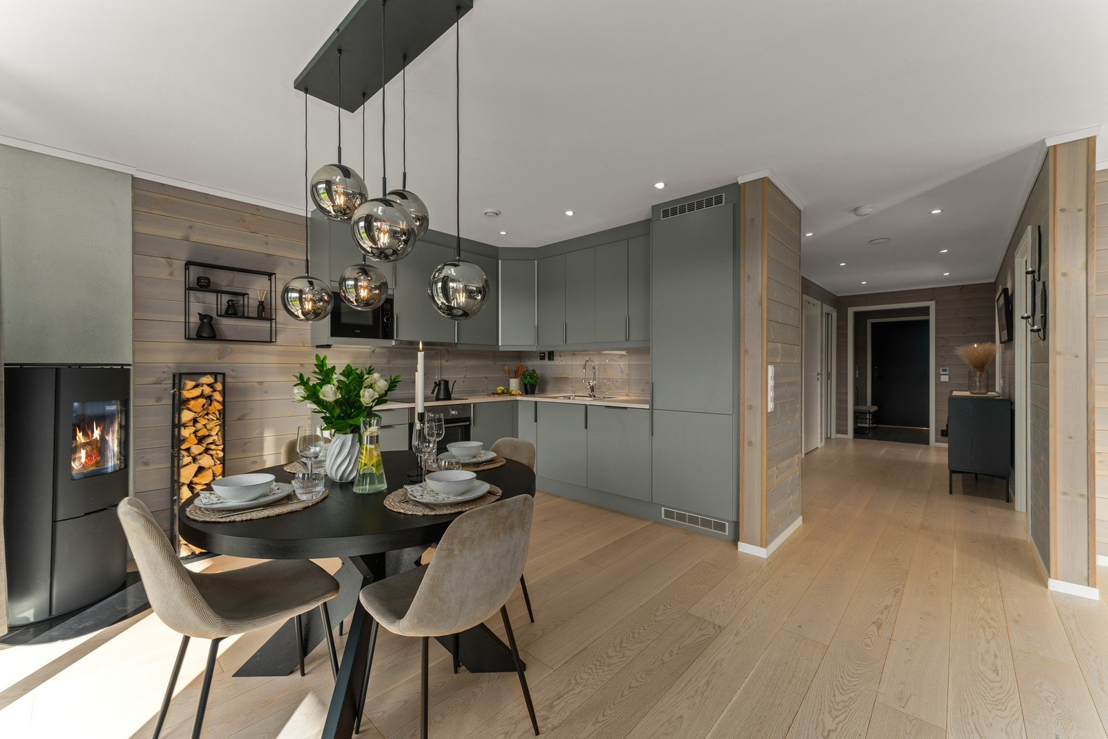 Rommet har dimmespotter med app-styring, som lar deg justere lysnivået etter stemning og behov, og det er opplegg for lydkabler til surround-anlegg i stuen. Galleribilde