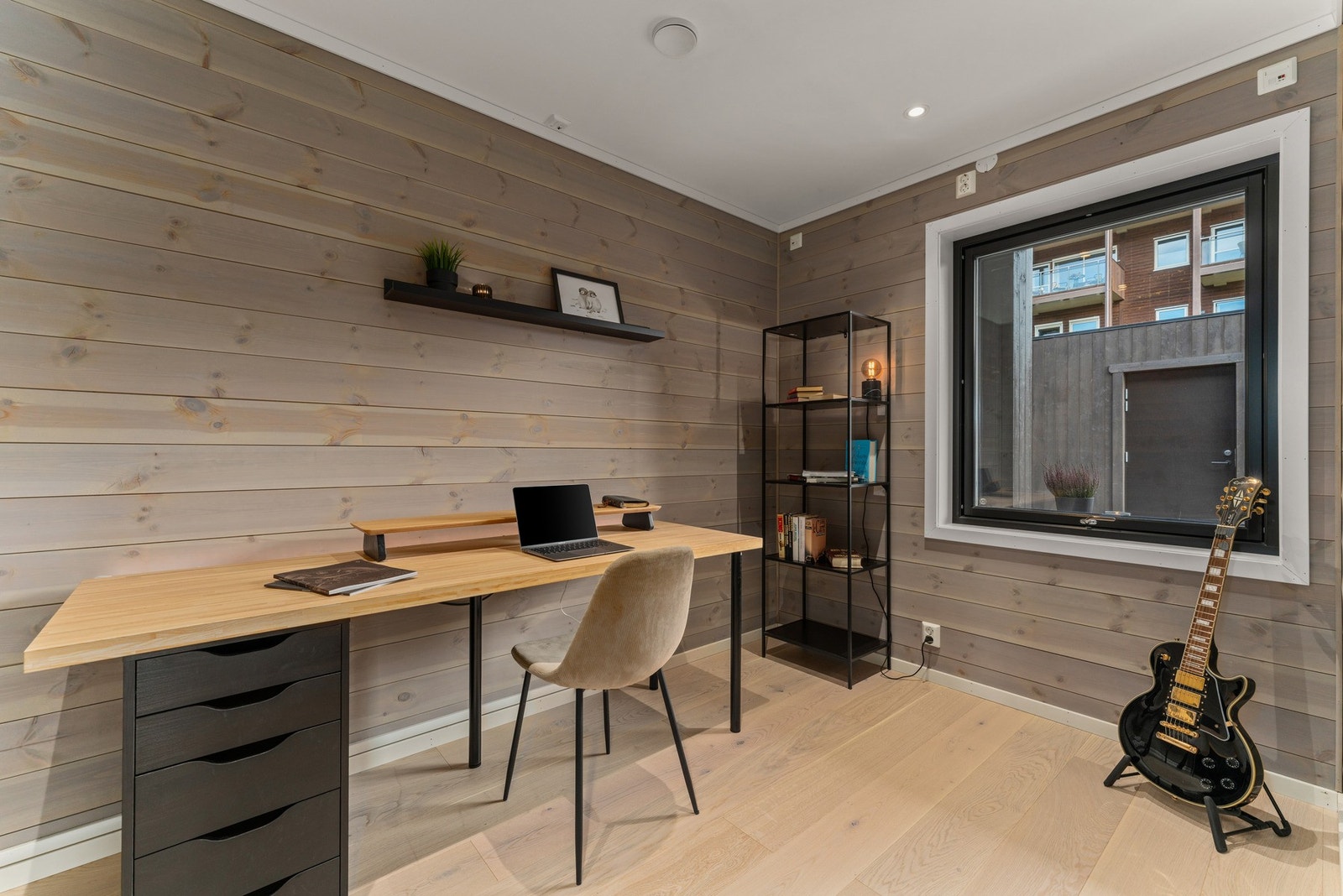 Et av soverommene benyttes i dag som kontor. Rommet har god belysning, et stort vindu og en rolig atmosfære som inviterer til konsentrasjon. Galleribilde