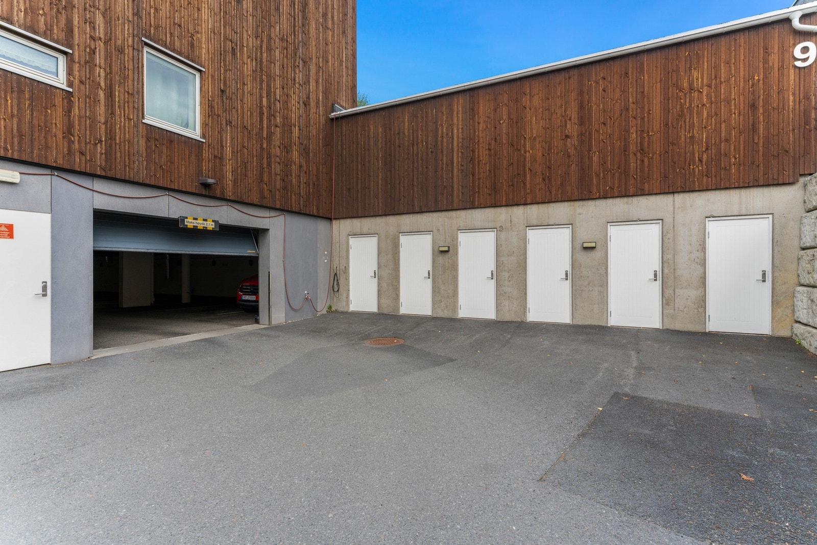 Leiligheten disponerer egen parkeringsplass i felles garasjeanlegg, med direkte adkomst fra bakkeplan. Galleribilde