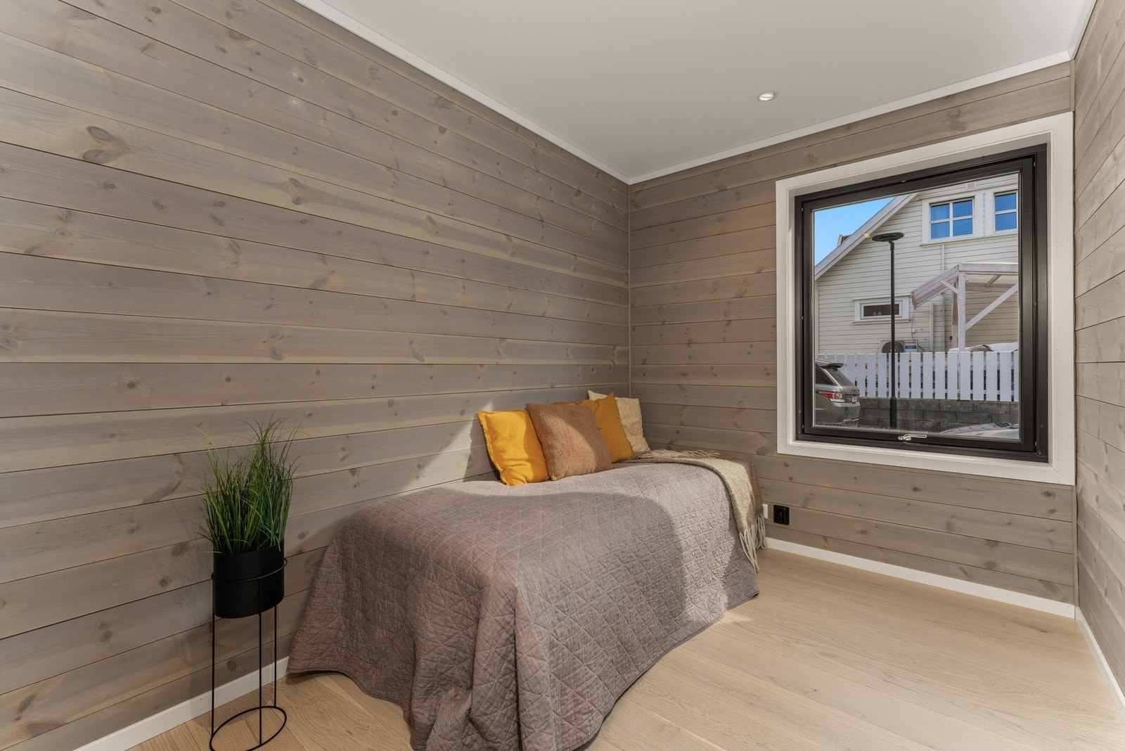 Store vinduer gjør rommene lyse, og de beisede panelveggene viderefører den lune og gjennomførte stilen. Galleribilde