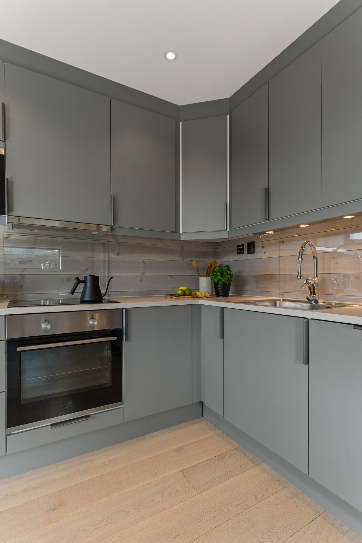 En stilren glassplate over benken setter prikken over i-en. Galleribilde