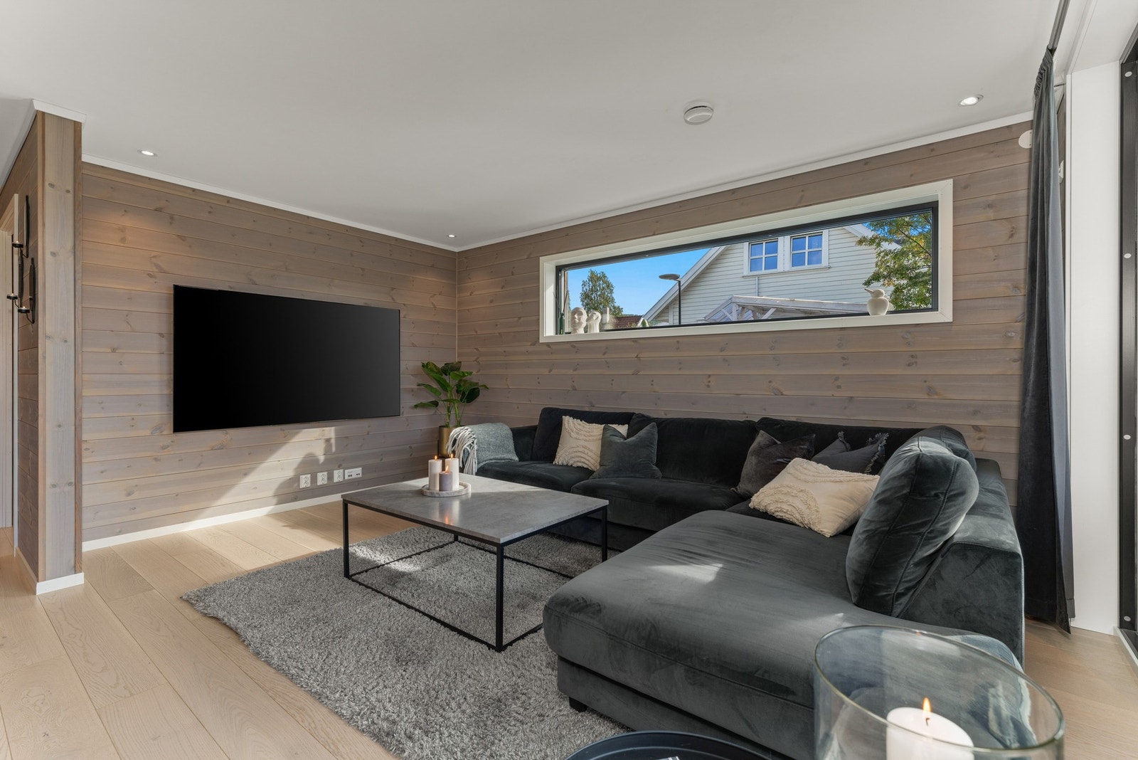 En deilig sofakrok med god plass til sofagruppe og TV-møblement. Galleribilde