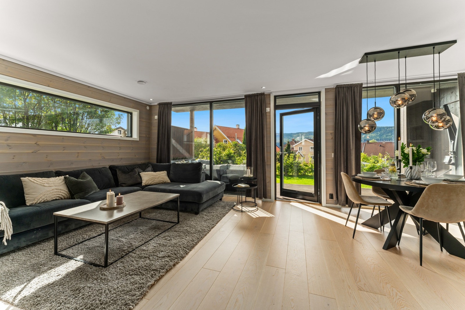 PrivatMegleren Lillehammer v/ Pernille Enger Lunn har gleden av å presentere Hansbakken 15C - en moderne og stilfull leilighet fra 2020 med høy standard, vannbåren varme og gjennomført kvalitet i alle ledd! Galleribilde