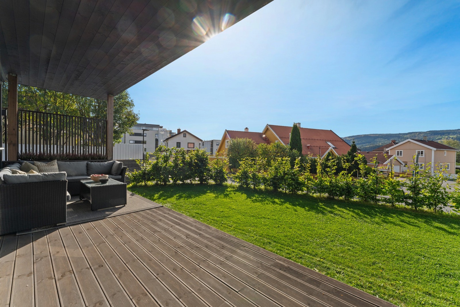 I 2024 ble terrassegulvet oppgradert med et nytt, forbedret dekke og integrert blomsterkasse som gir et lunt og innbydende preg. Galleribilde