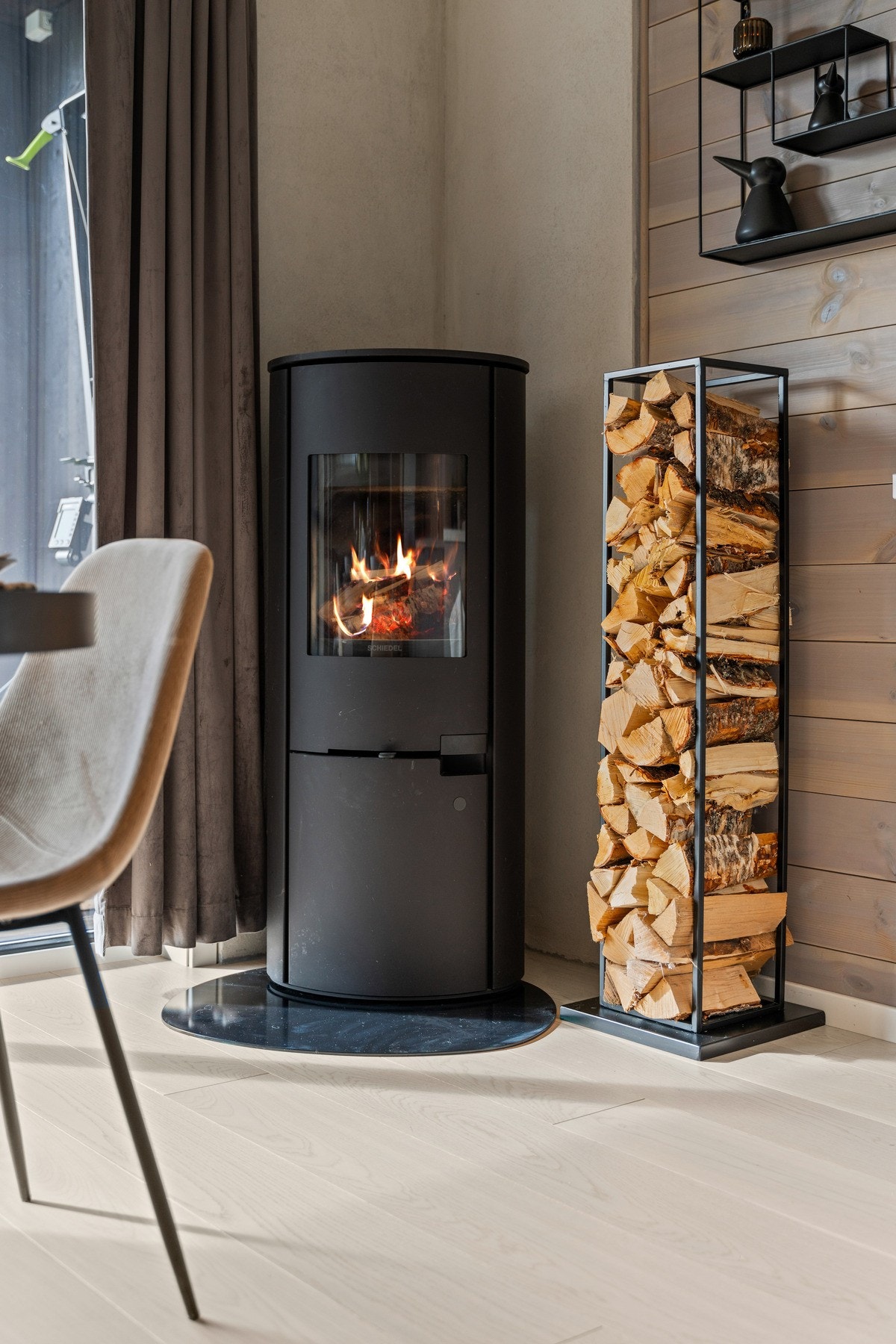 Den moderne peisovnen skaper lun stemning på kalde kvelder. Galleribilde