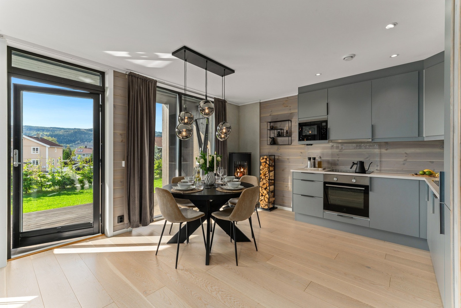 For å skape et behagelig inneklima gjennom hele dagen er det montert markiser på alle vinduer (med unntak av vinduet på soverommet ved inngangen), styrt via app - en praktisk og stilren løsning for solrike dager. Galleribilde