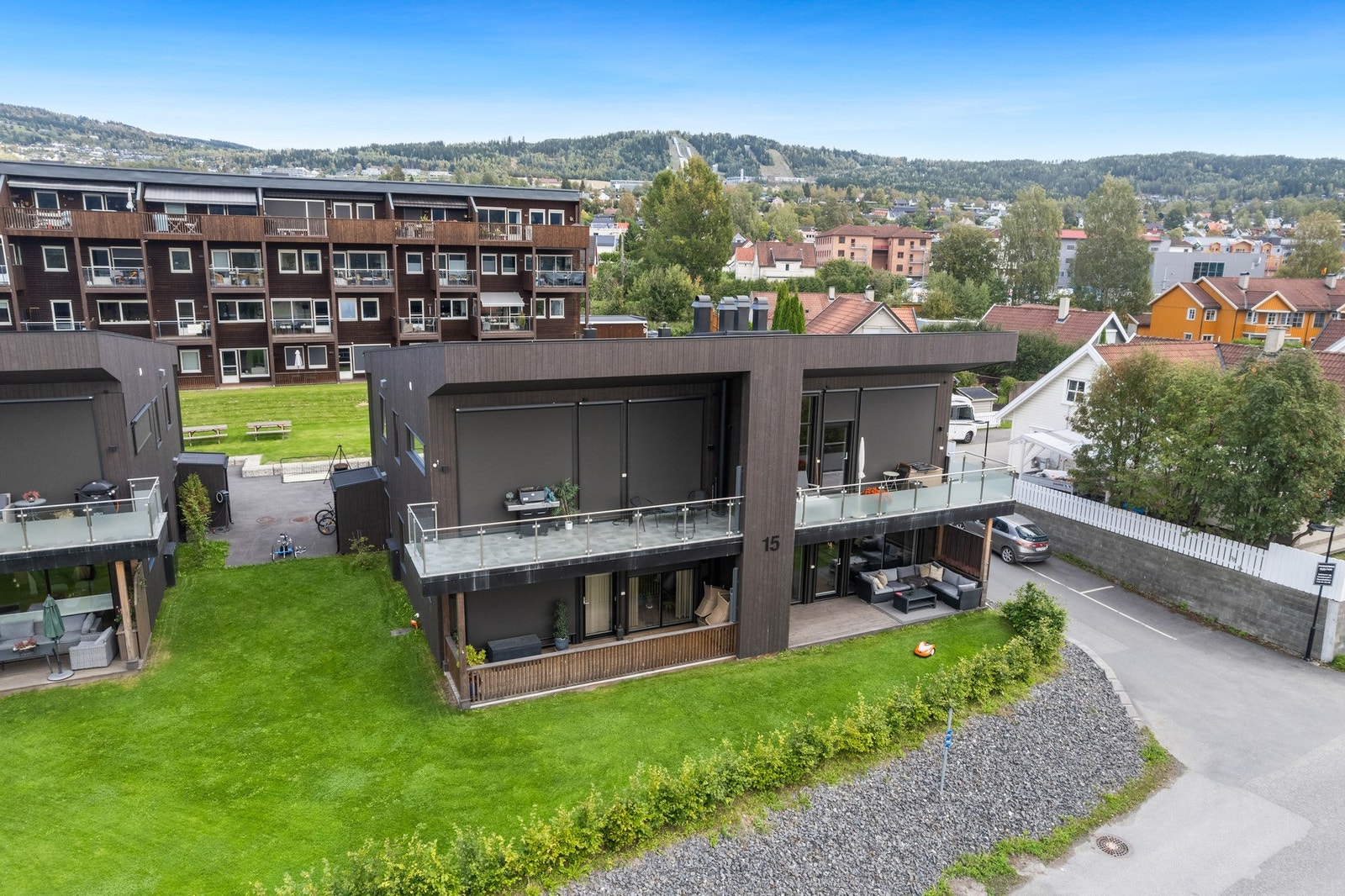 Her bor du sentralt, men likevel fredelig, i et nyere og veldrevet boligområde som kombinerer nærhet til byen med grønne og trygge omgivelser. Galleribilde