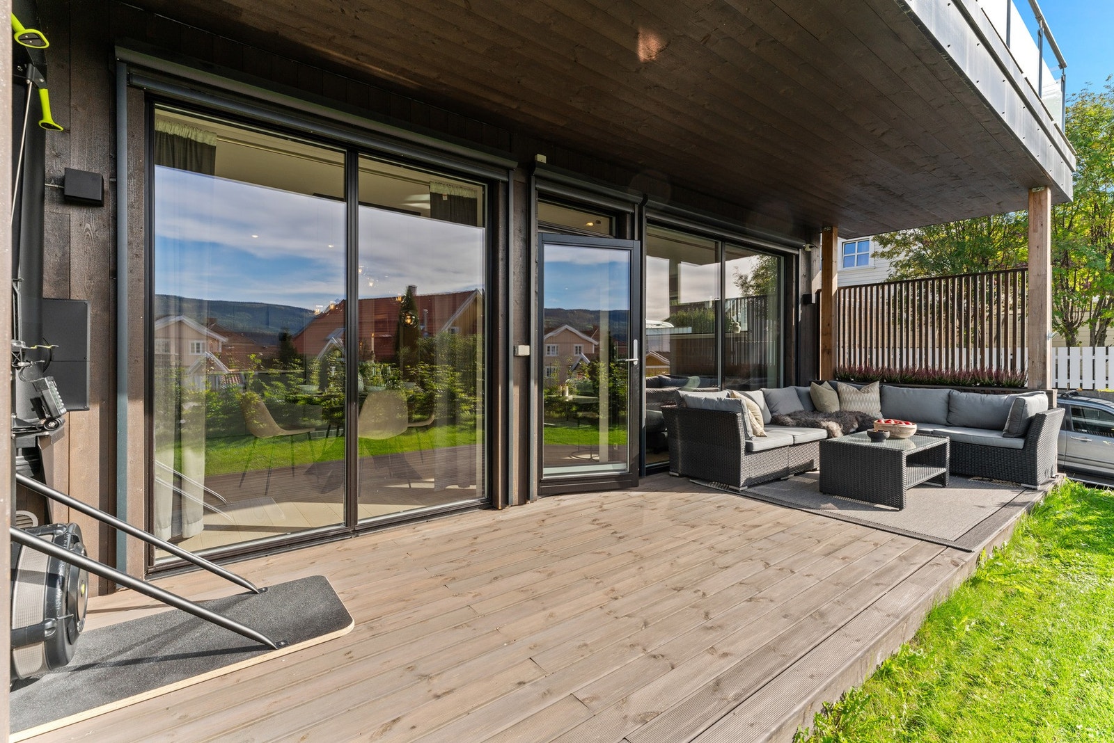 Fra stuen og spisestuen er det direkte utgang til en solrik og delvis overbygget terrasse på 23 kvm - en forlengelse av oppholdsrommet og et perfekt sted for avslapping eller sosiale kvelder. Galleribilde