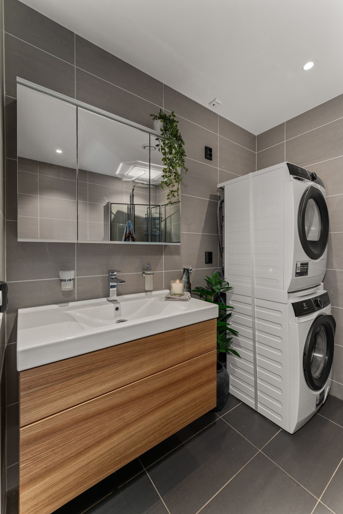 Badet er av god størrelse, og har opplegg for vaskemaskin og tørketrommel. Galleribilde