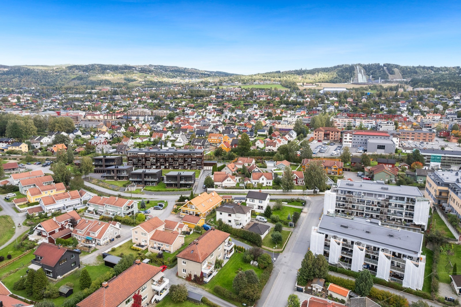 Med kun få minutters kjøretur, eller en hyggelig spasertur, er du midt i Lillehammer sentrum med et rikt utvalg av butikker, kafeer, restauranter og kulturtilbud - som Maihaugen, Kulturhuset Banken, kino og kunstmuseum. Gode kollektivforbindelser med buss Galleribilde