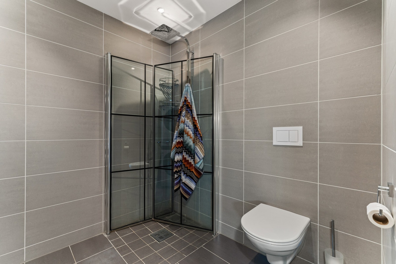 Vannbåren gulvvarme sørger for en behagelig temperatur året rundt, og balansert ventilasjon bidrar til et friskt og komfortabelt innemiljø. Galleribilde