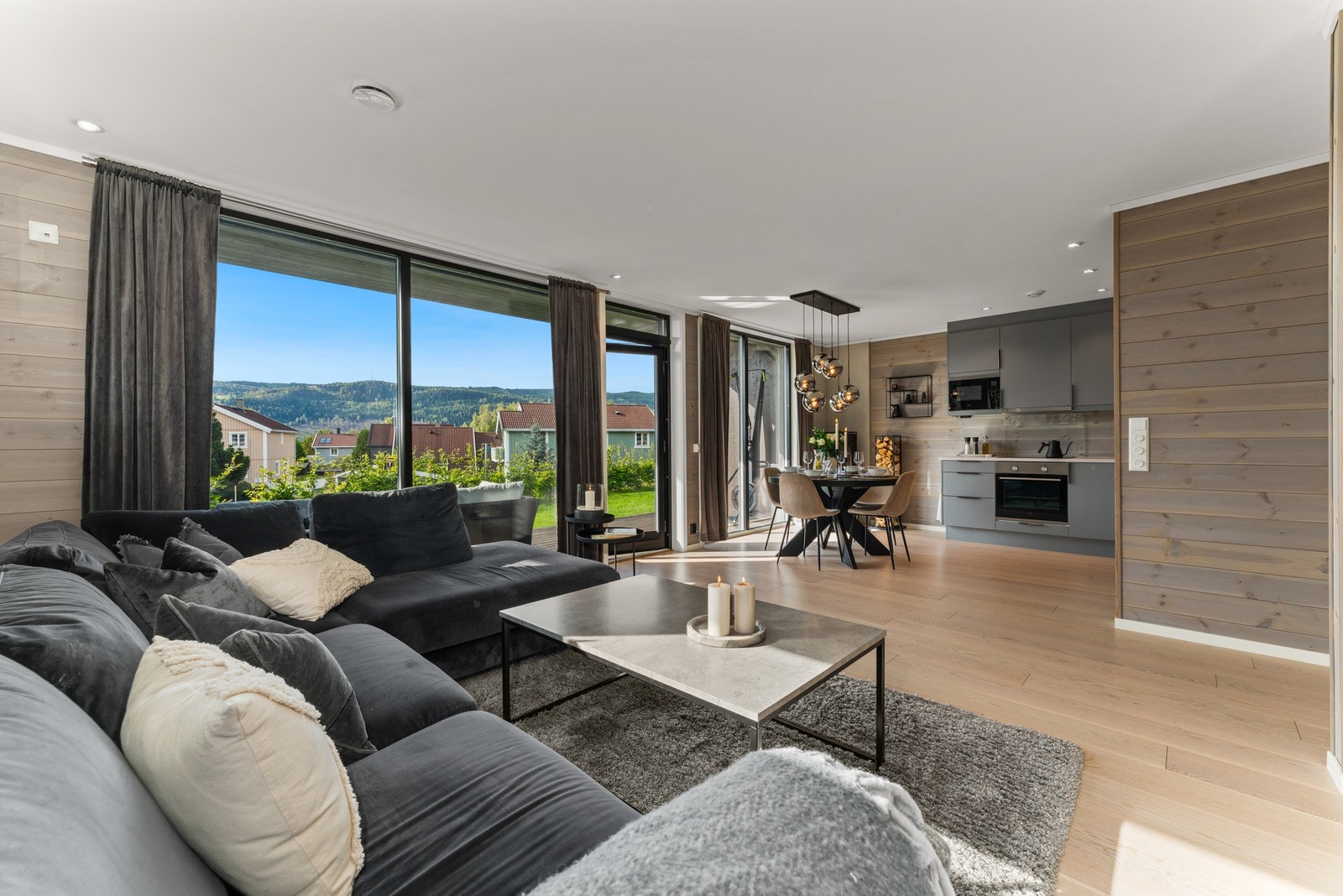 God flyt mellom stue, kjøkken og spisestue gjør rommet til et naturlig midtpunkt for både hverdagsmiddager og sosiale sammenkomster. Galleribilde