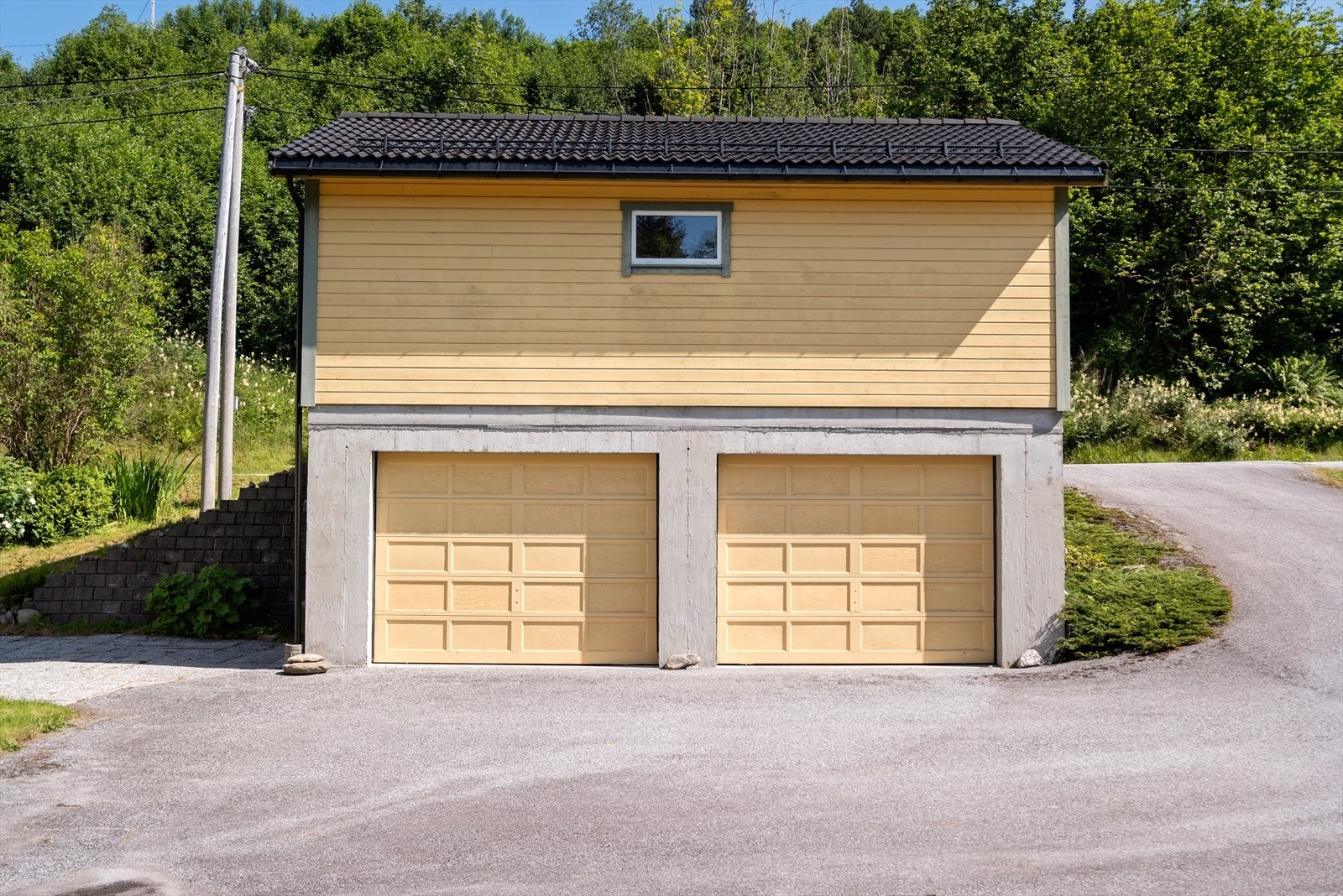 Det er gode parkeringsmuligheter i garasje Galleribilde