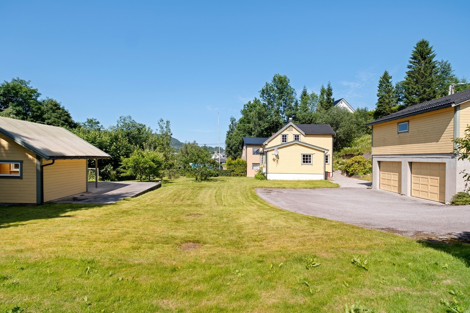 Det er også gode parkeringsmuligheter i asfaltert innkjørsel Galleribilde