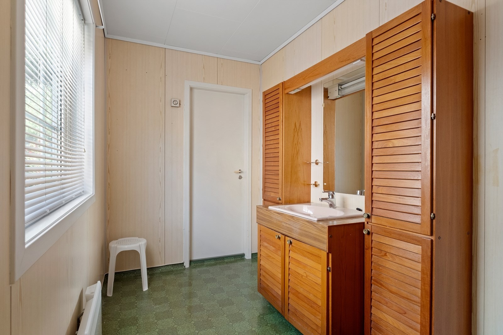 Bad i 1. etasje av eldre dato, sannsynligvis sist oppusset en gang på 1970-tallet Galleribilde