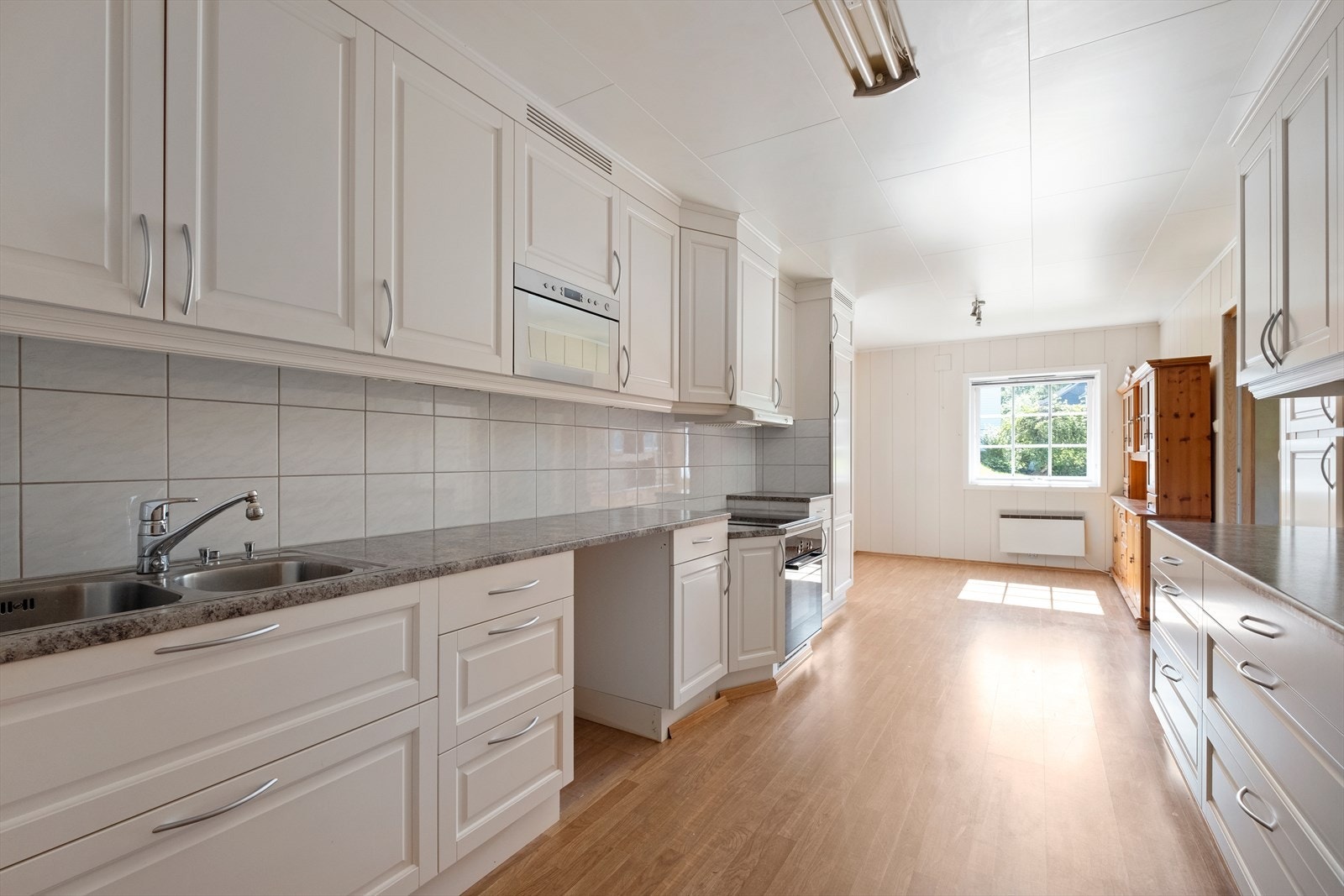 Det er plass/opplegg for oppvaskmaskin Galleribilde