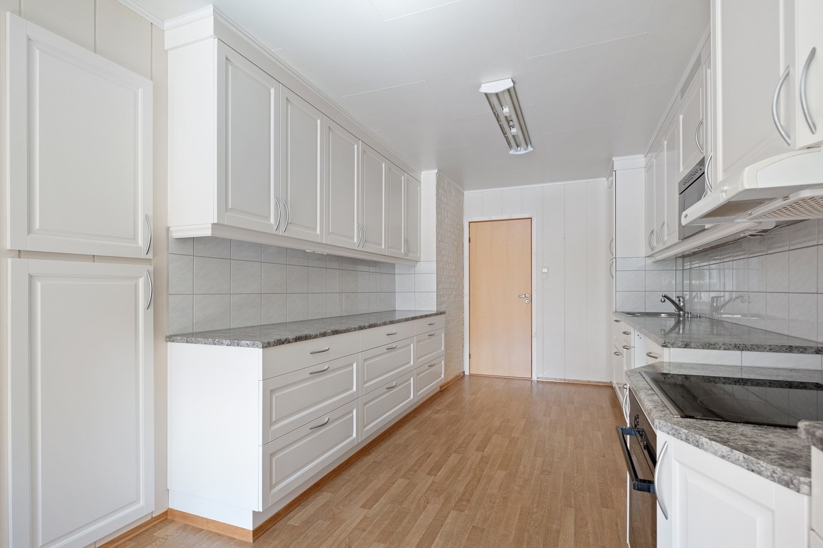 Det er integrert kjøleskap, induksjonstopp, micro og stekeovn Galleribilde