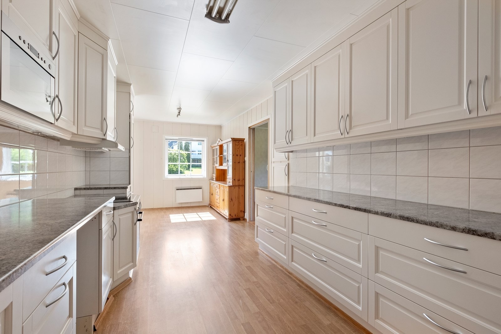 Benkeplaten er av laminat, fliser på vegg over kjøkkenbenk Galleribilde