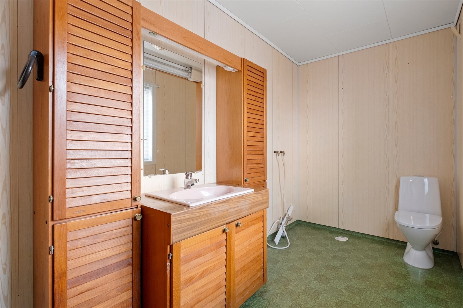 Badet har toalett, innredning med servant og har tidligere hatt dusjkabinett, men dette er nå fjernet Galleribilde