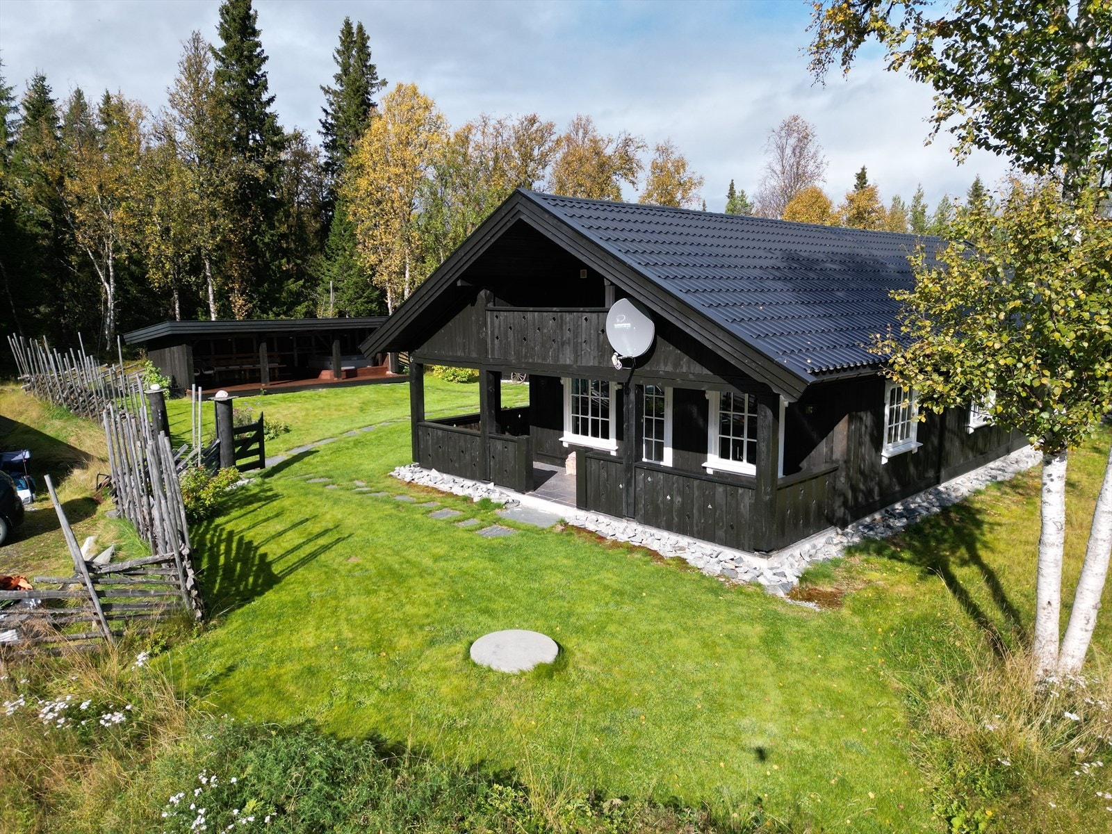 Hovedhytta har 2 bad, 2 soverom, hems med ekstra stue og loftsrom. Her er det god plass til å samles! Galleribilde