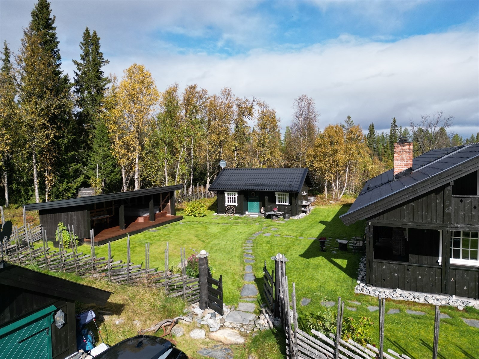 En innholdsrik fritidseiendom bestående av hytte, anneks, uthus og gapahuk med jacuzzi! Galleribilde