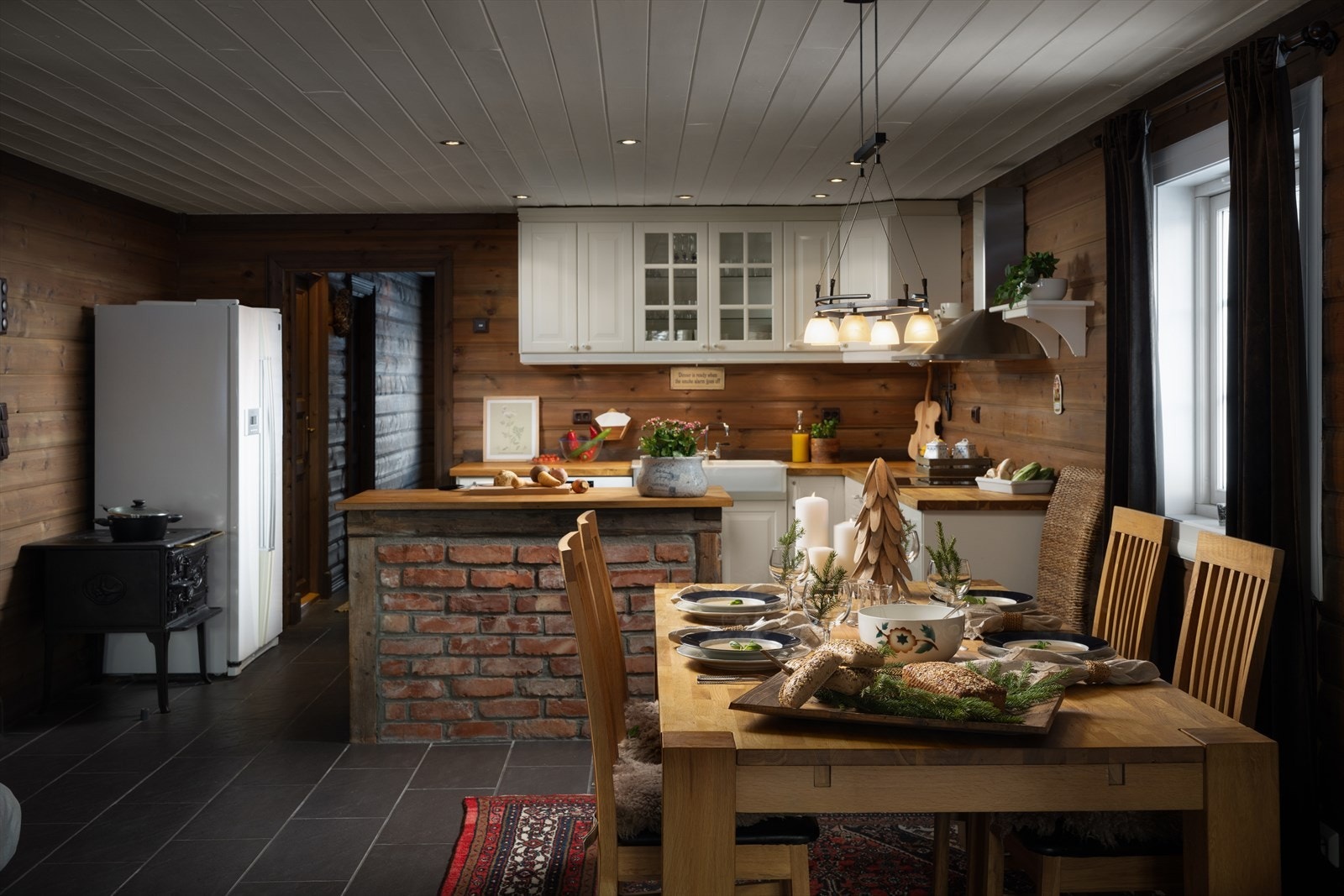 Det er plass til en stor spisegruppe for å samle familie og venner til et hyggelig måltid. Galleribilde