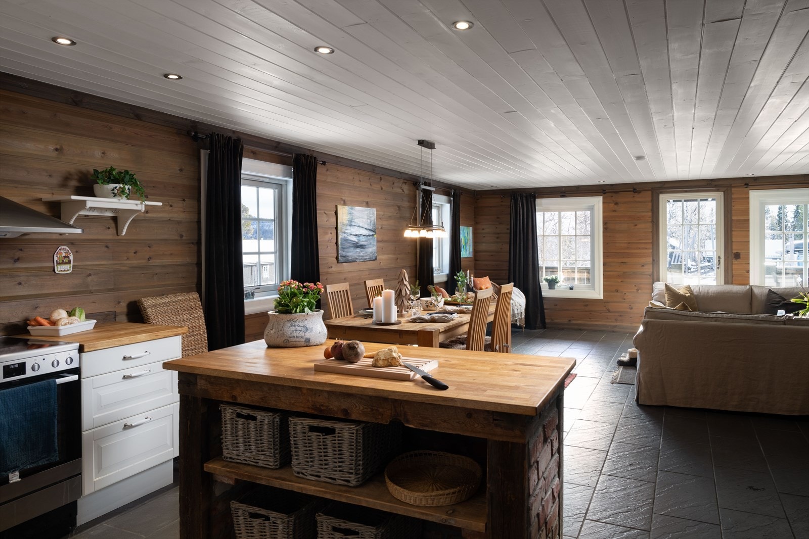 Kjøkkenet og stuen utgjør et sosialt og hyggelig oppholdsrom. Galleribilde