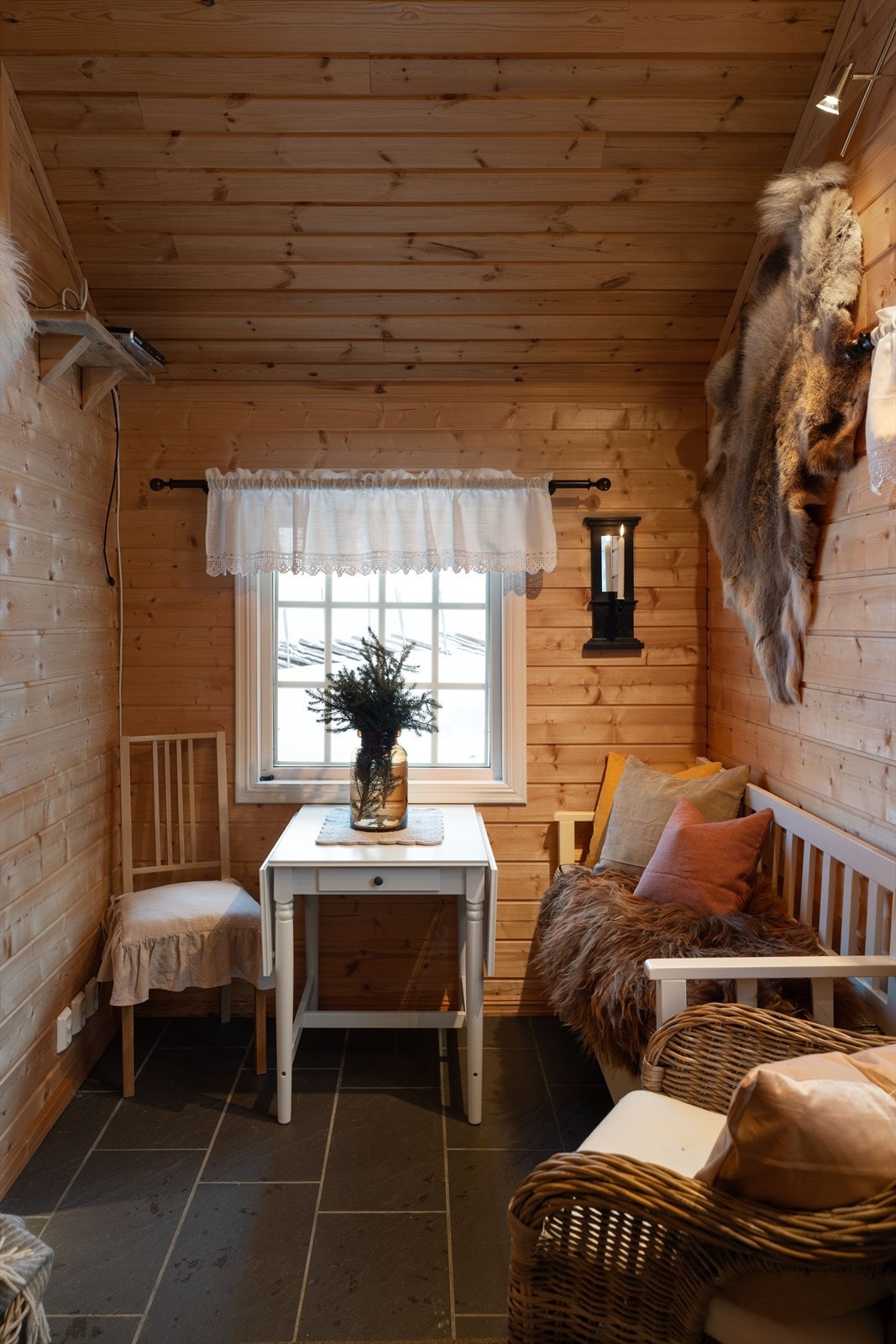 Koselig stue/kjøkken i annekset. Galleribilde