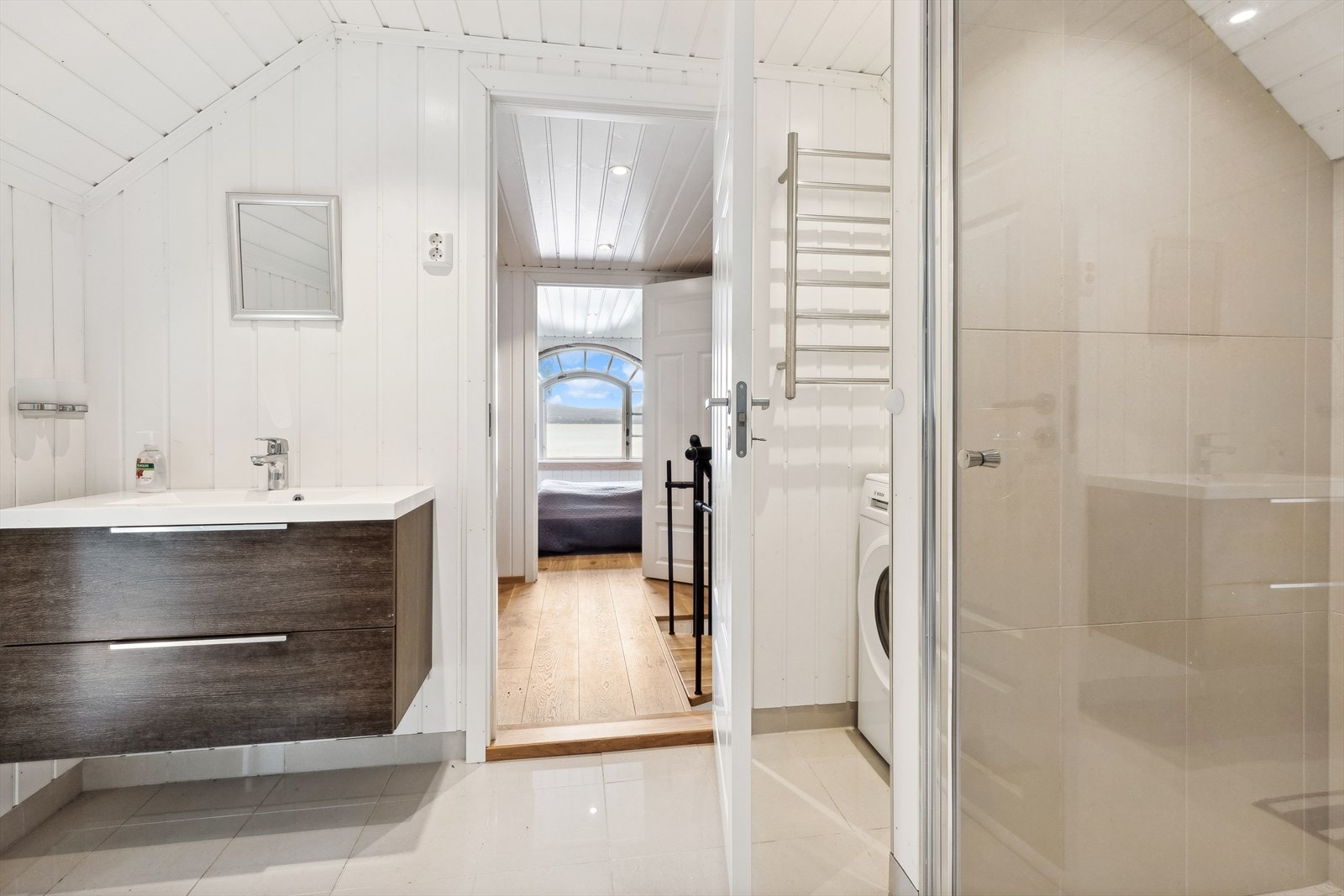 Stilrent bad med fin innredning, flislagt gulv og god plassutnyttelse. Galleribilde