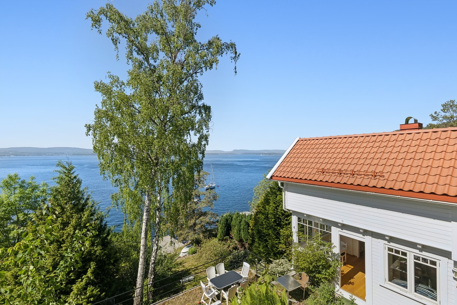 Boligen er påbygget og renovert i 2017. Badet, toalettrommet, gangen, kjøkkenet, soverom og hems ble nytt 2017. Galleribilde