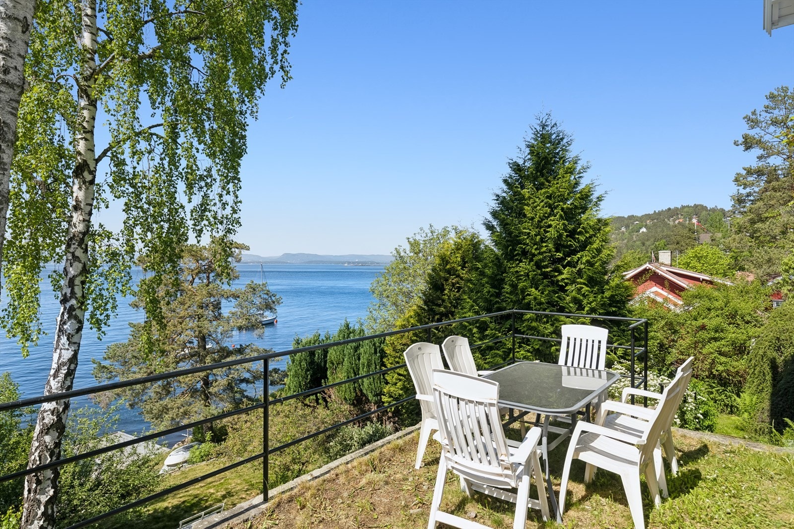 Et mangfold av grønne områder og uteplasser som gjør eiendommen til en idyllisk fritidsoase. Galleribilde