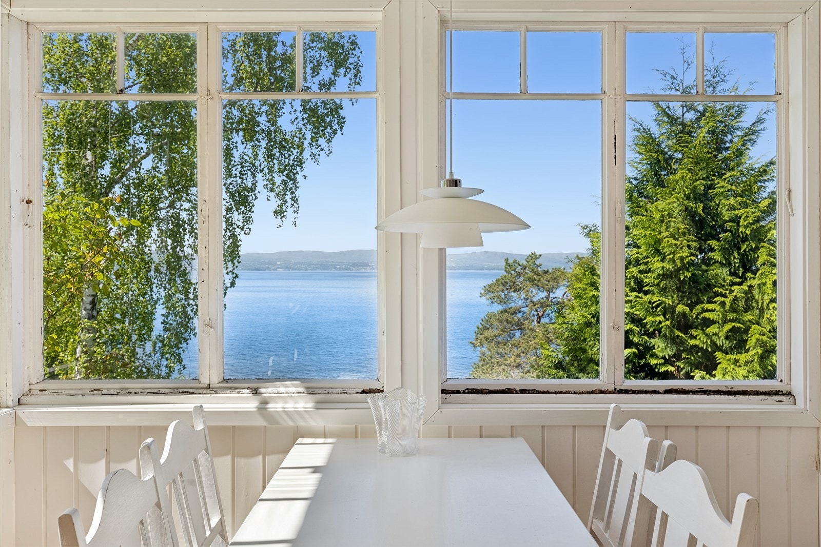 Koselig spiseplass med utsikt utover Oslofjorden. Galleribilde