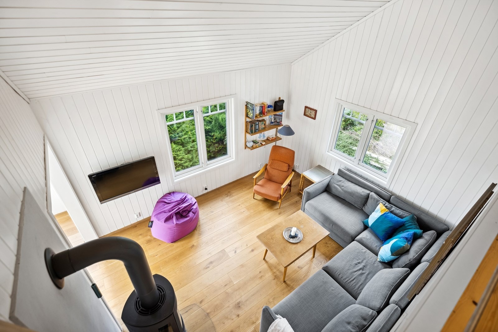 Lys og innbydende stue med oppgang til praktisk hems. Galleribilde