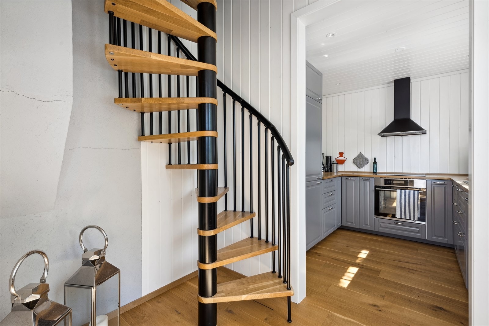 Det er spiraltrapp opp til 2.etg. Galleribilde