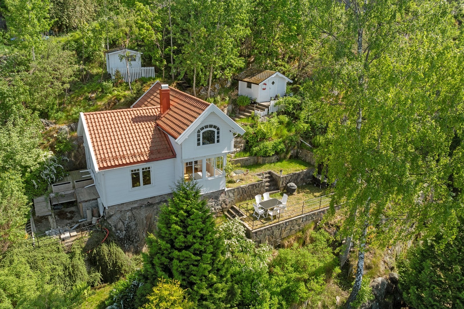 Tilhørende er det 2 frittliggende anneks som kan brukes som gjestehus og gir ekstra overnattingsmuligheter. Galleribilde