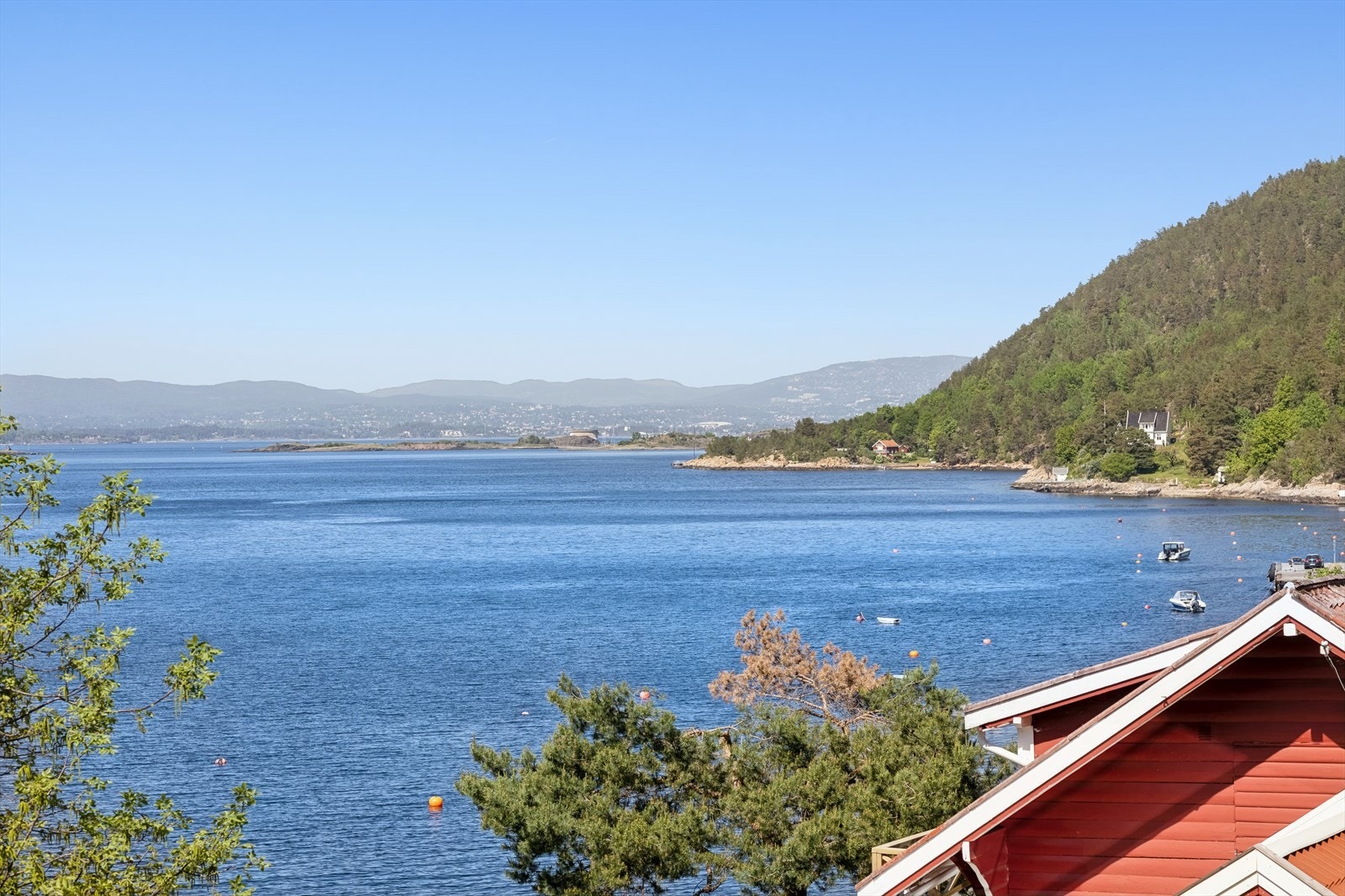 Attraktiv beliggenhet hvor du kan komme til både via den sjarmerende kyststien eller med båt. Galleribilde