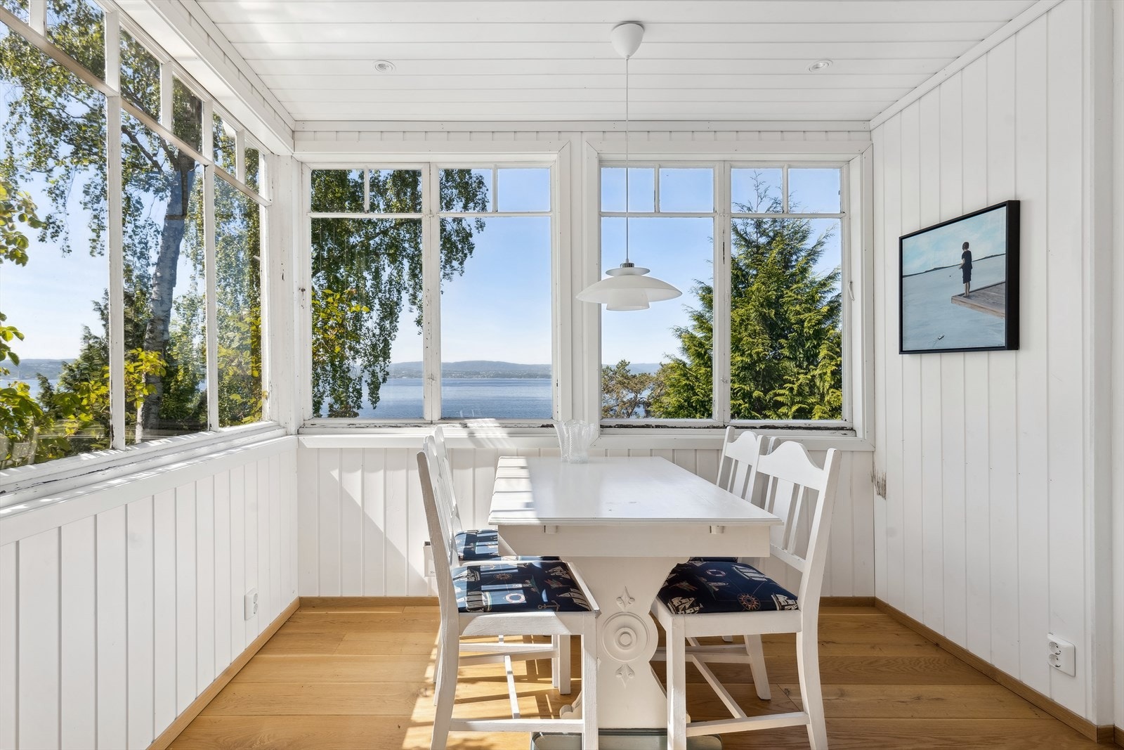 God plass til et spisebord hvor utsikten kan nytes med god mat og i sosiale sammenkomster. Galleribilde