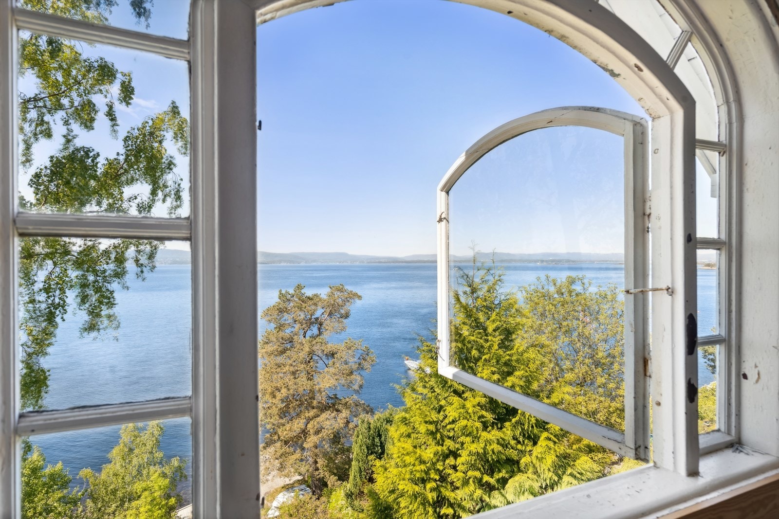 Tenk å våkne opp til dette? Utsikten fra soverommet i 2.etg. Galleribilde