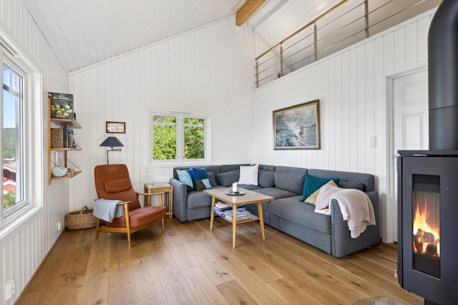 Koselig stue utstyrt med en Jøtul vedovn for god varme og hyggelig atmosfære. Galleribilde