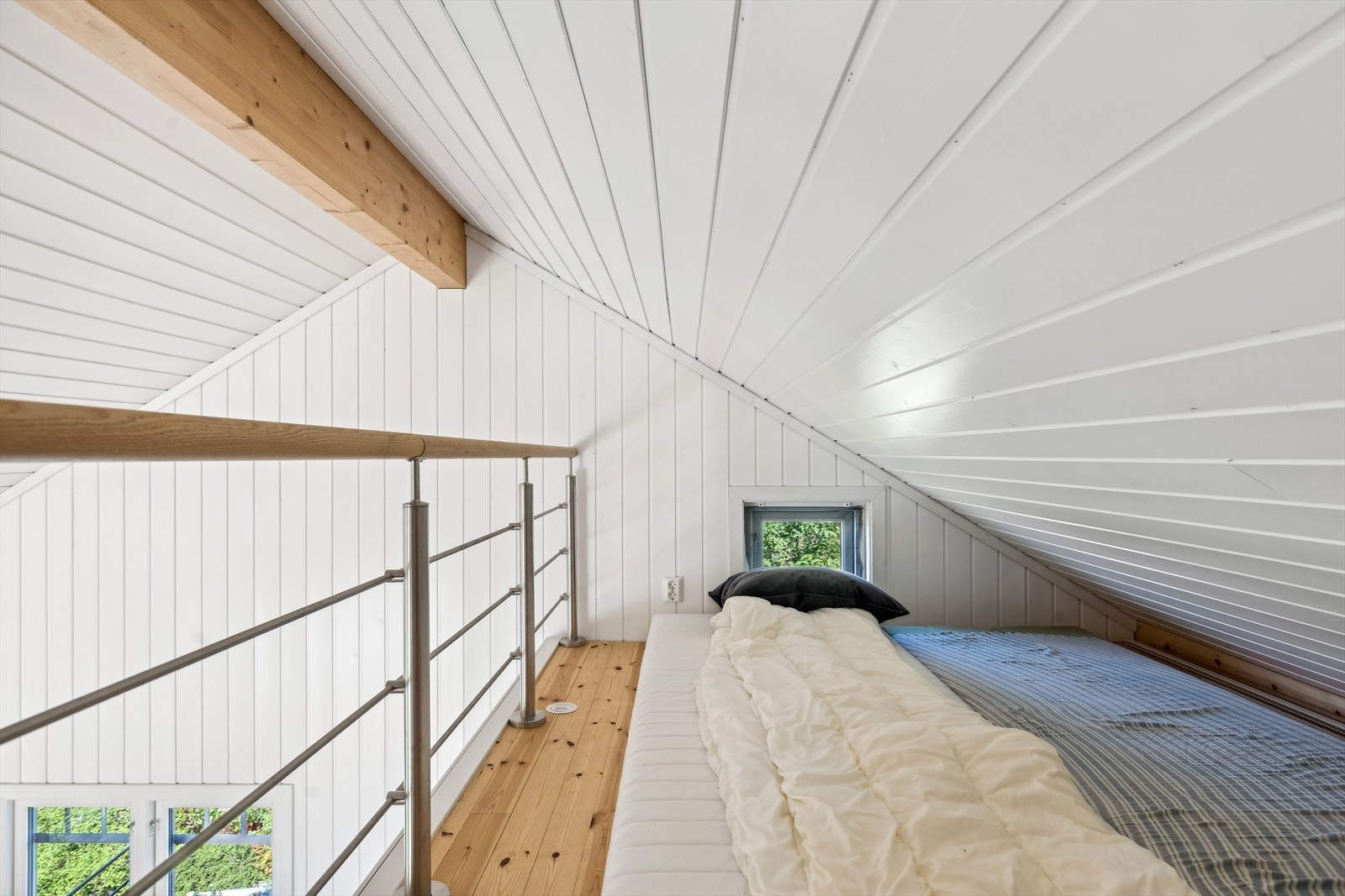 Praktisk hems over stuen gir ekstra soveplass eller lagringsmuligheter. Galleribilde