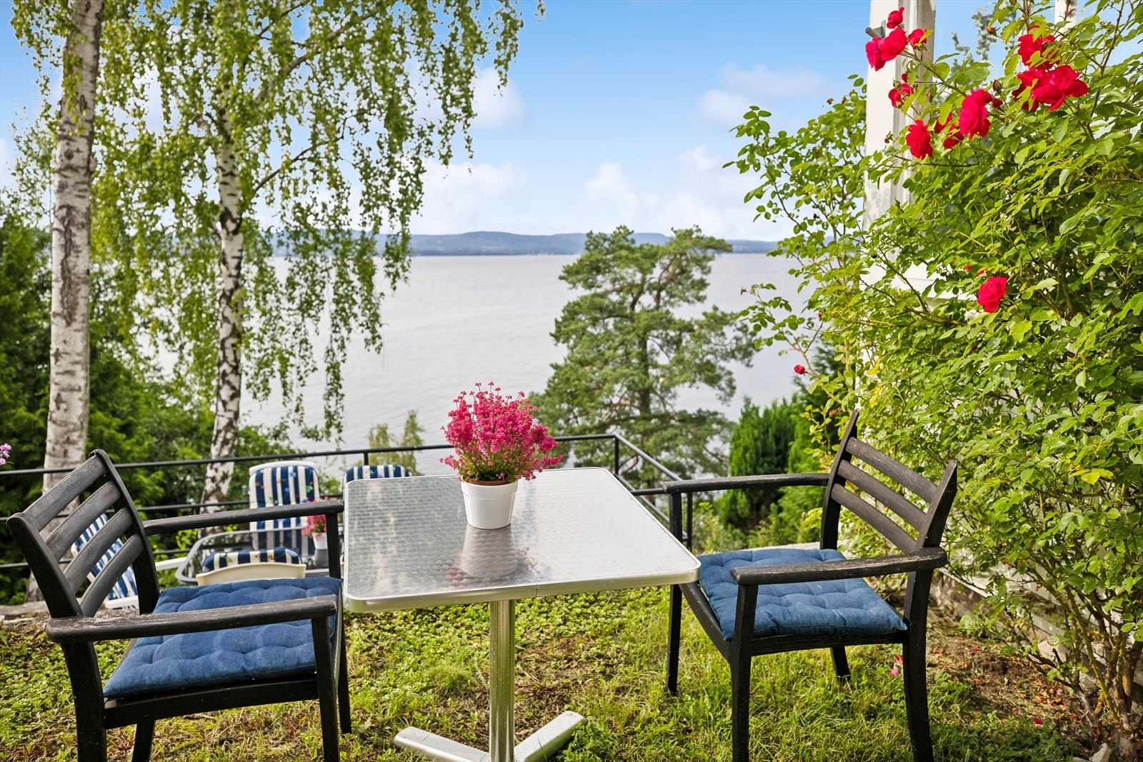 Sjarmerende uteplasser omgitt av frodig beplantning. Her kan du nyte fredelige stunder etter en hektisk dag. Galleribilde