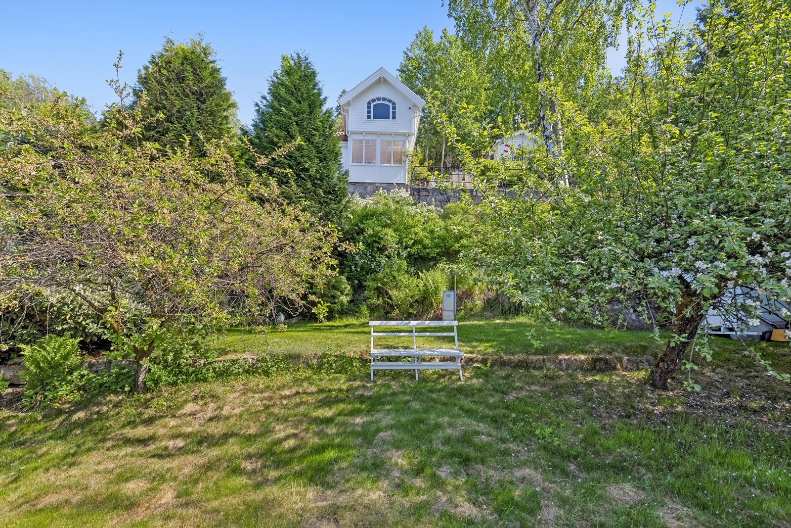 Solrik, stor og usjenert tomt beliggende vestvendt. Galleribilde