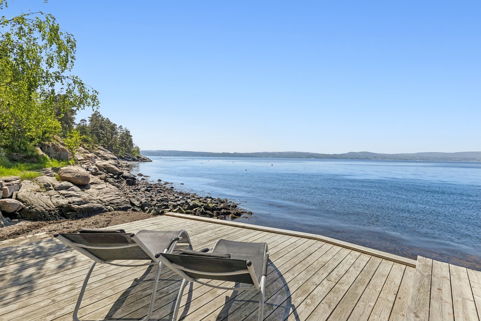 Privat brygge med enkel tilgang til vannet, perfekt for bading og båtliv. Galleribilde