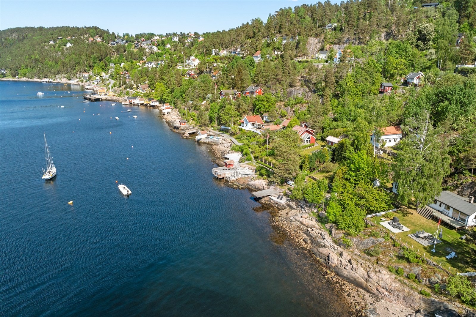 En usjenert og vakker opparbeidet eiendom med offentlig vann og avløp. Galleribilde