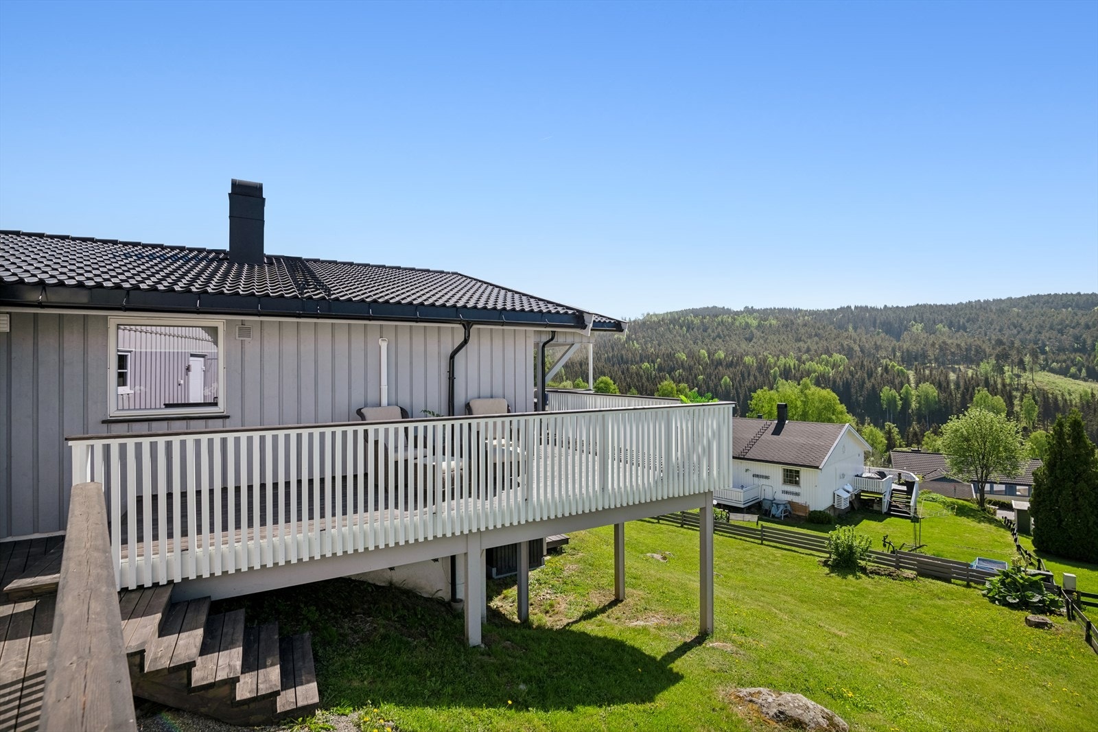 Terrassen tilbyr rikelig med plass for utemøbler, grill og hva enn du måtte ønske for utendørs hygge. Galleribilde