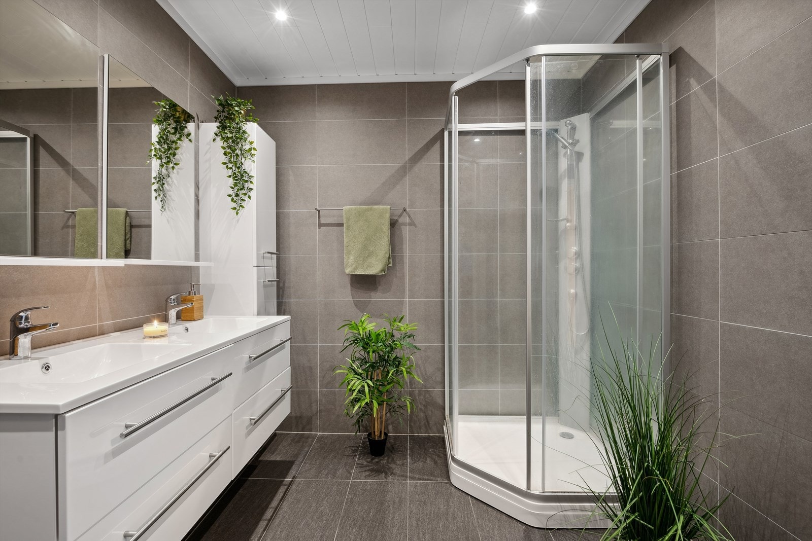 Innredningen har glatte hvite fronter med skuffer og dobbel heldekkende servant. Galleribilde