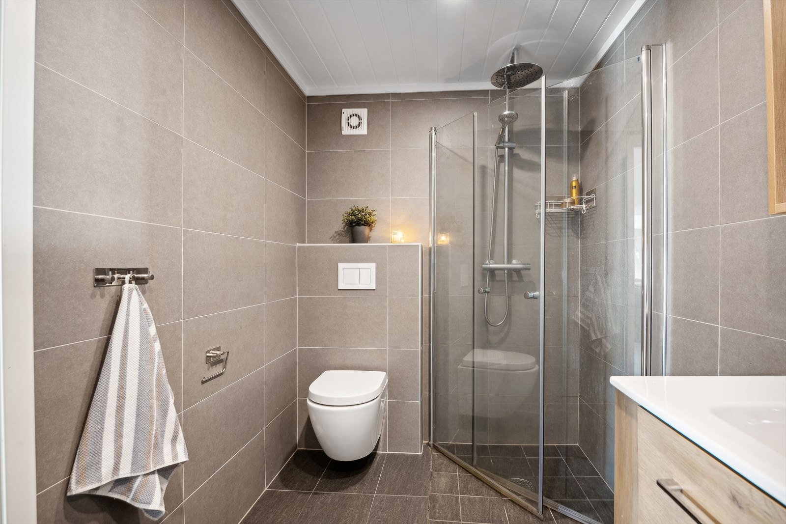 Badet i hovedetasjen har flislagte overflater med behagelig varme i gulvet. Galleribilde