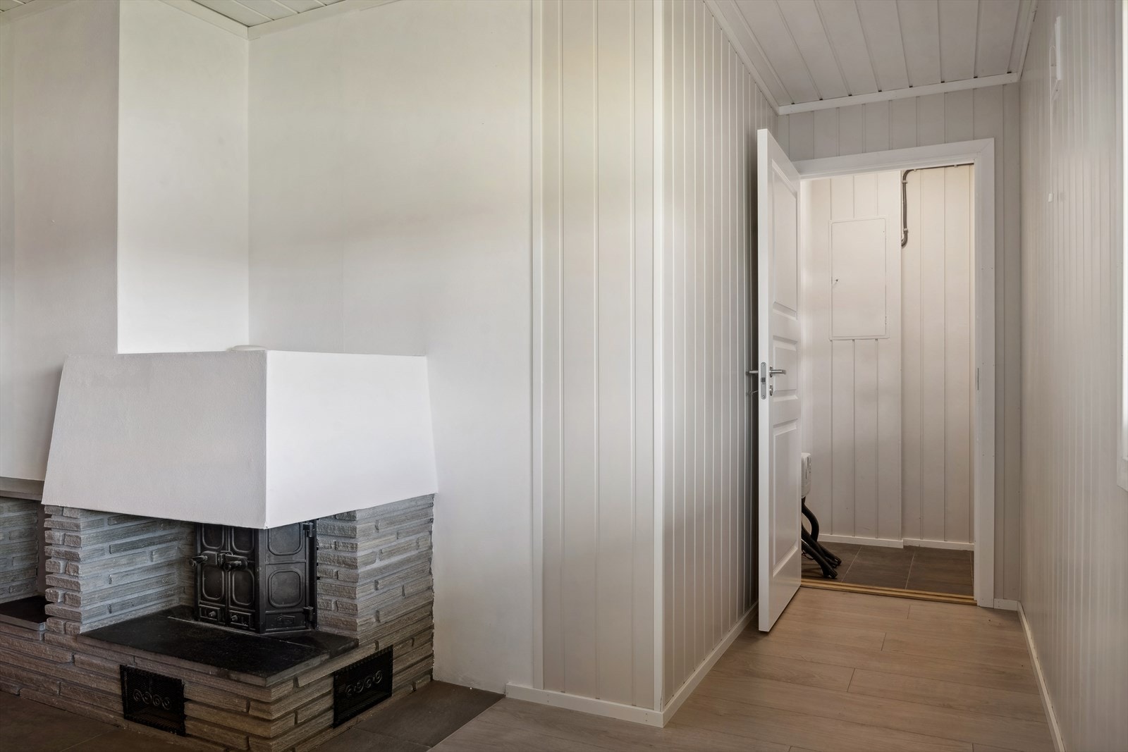 Peisen som er sentralt plassert skaper en varm og innbydende atmosfære, Galleribilde