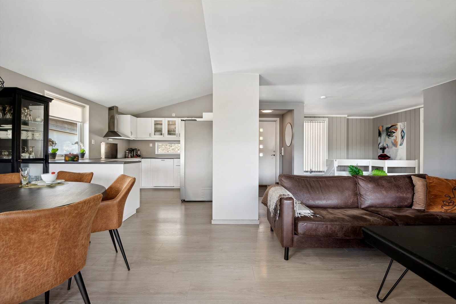 Veggene er glatte og malt i en lys tone, noe som er gjennomgående for hele boligen. Galleribilde