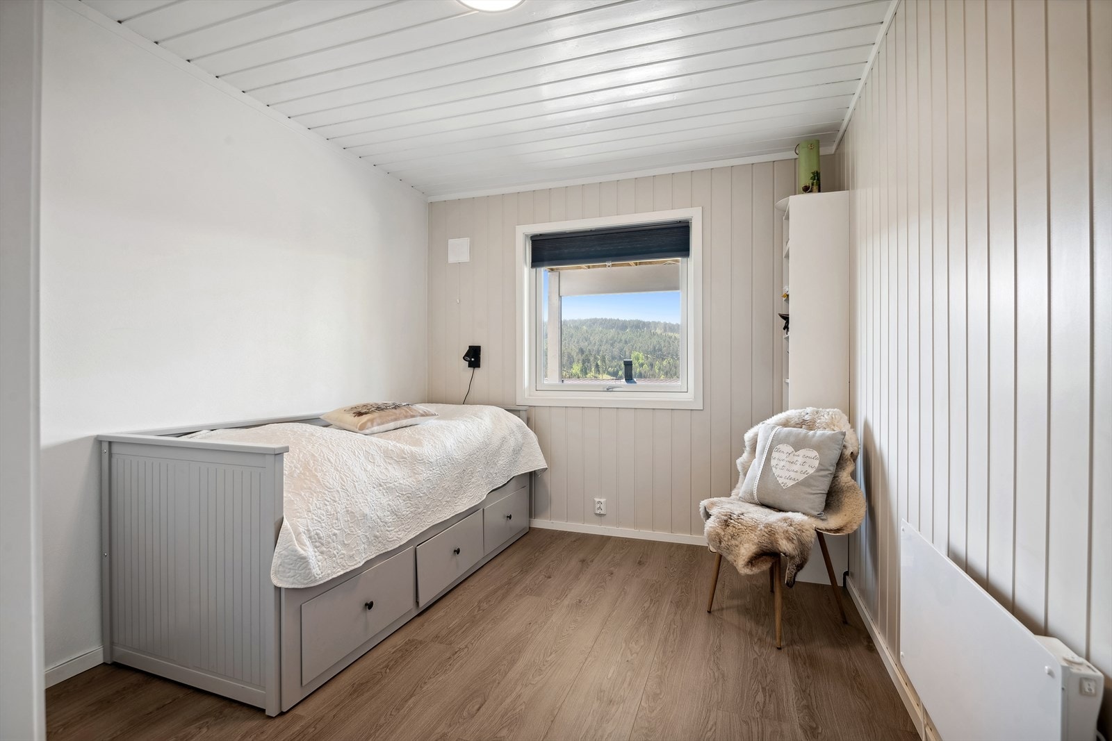 Soverommet er av god størrelse med plass til seng og tilhørende møblement. Galleribilde